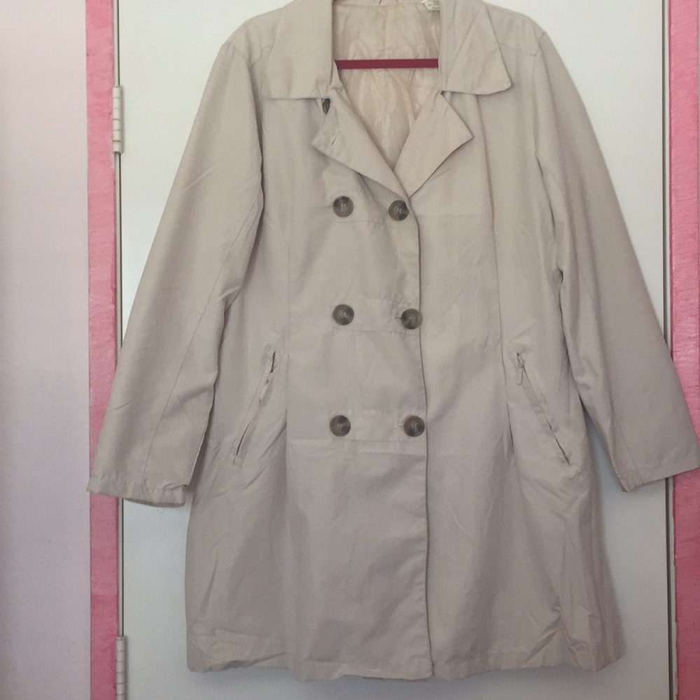 🚨SOLD🚨Lightweight tan  trench coat